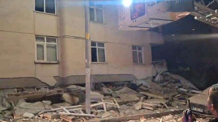 7 katlı binanın 3 katı çöktü! Çok sayıda ekip sevk edildi 1